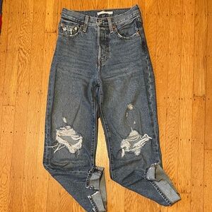 Distressed Levi’s Ribcage Ankle Straight Blue Jeans
